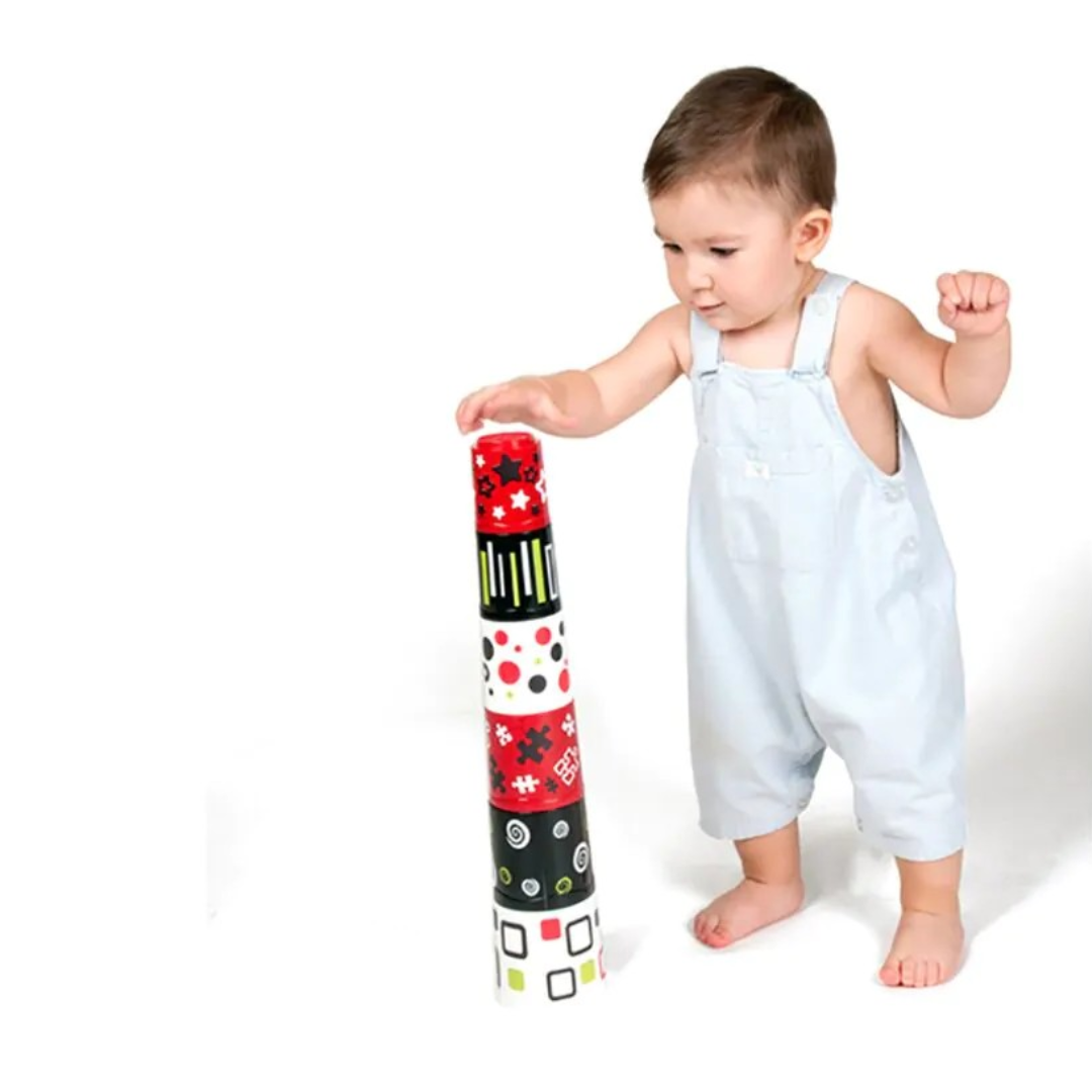 Bebé a brincar com blocos coloridos em fundo branco