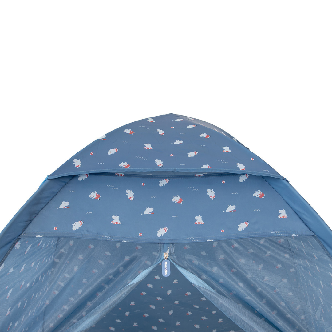 Tenda infantil azul com padrão de hipopótamos e fecho éclair com etiqueta Mombella