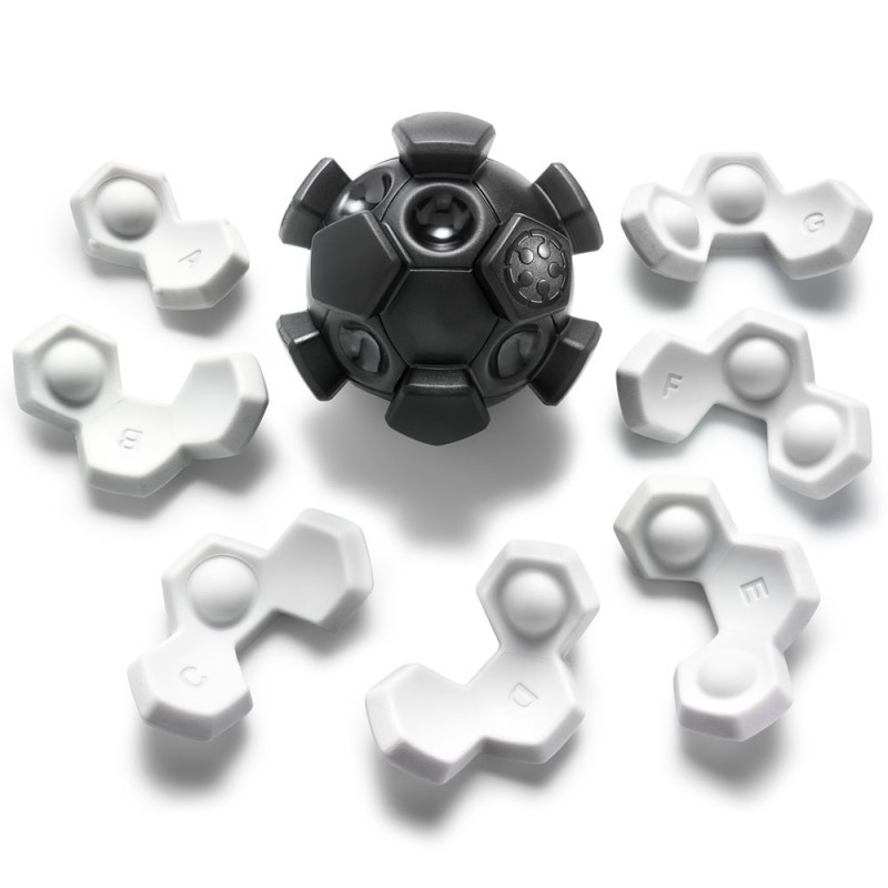 Conjunto de peças hexagonais brancas com letras e esfera preta central