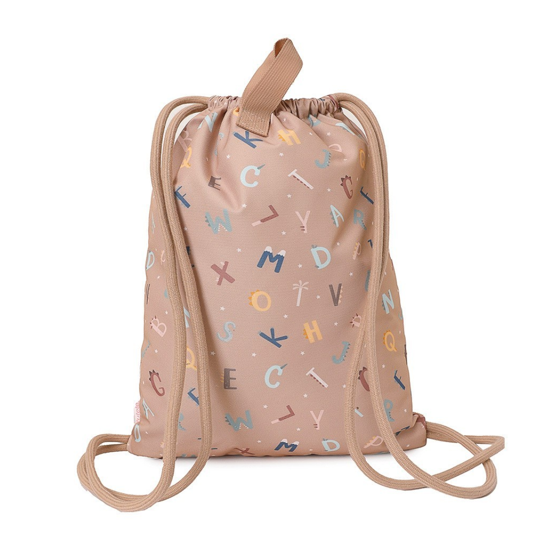 Mochila de cordão rosa com letras coloridas e puxador de fita