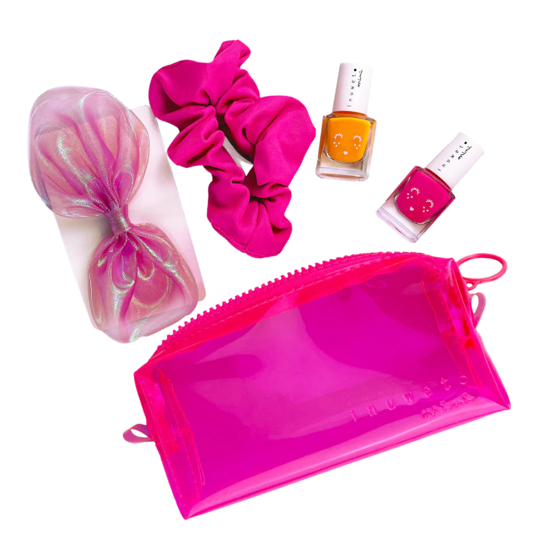 Conjunto de acessórios coloridos com bolsa transparente rosa, vernizes laranja e rosa, elástico e laço roxo.