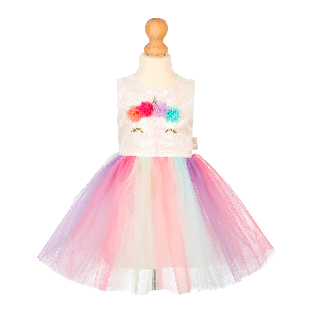 Vestido de criança branco brilhante com saia colorida em tule e flores coloridas na parte superior.