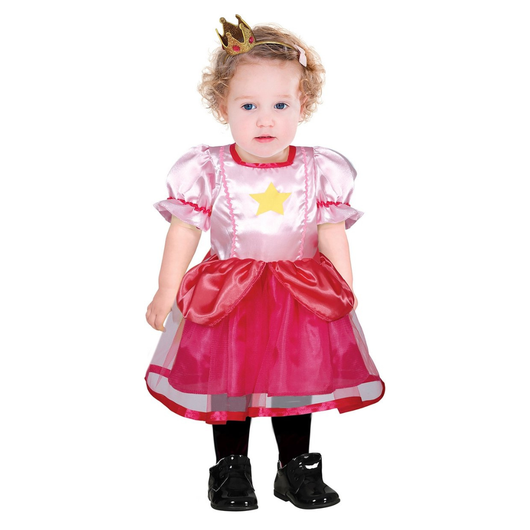 Menina pequena com vestido rosa e vermelho de princesa e coroa dourada.