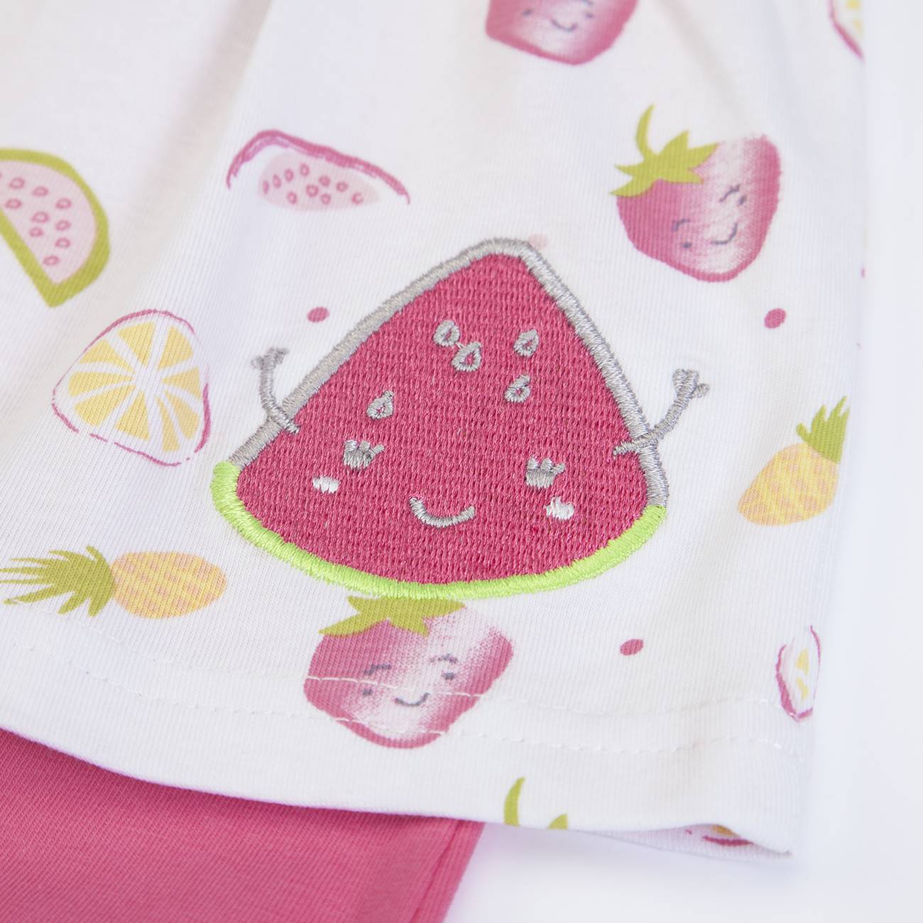 Roupa infantil branca com padrão de frutas sorridentes e melancia bordada