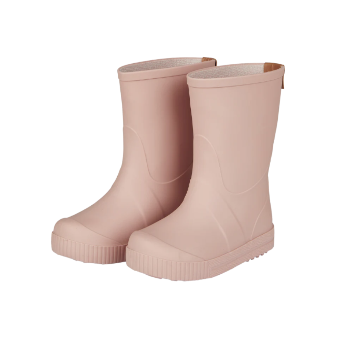 Par de botas de borracha rosa claras em fundo branco