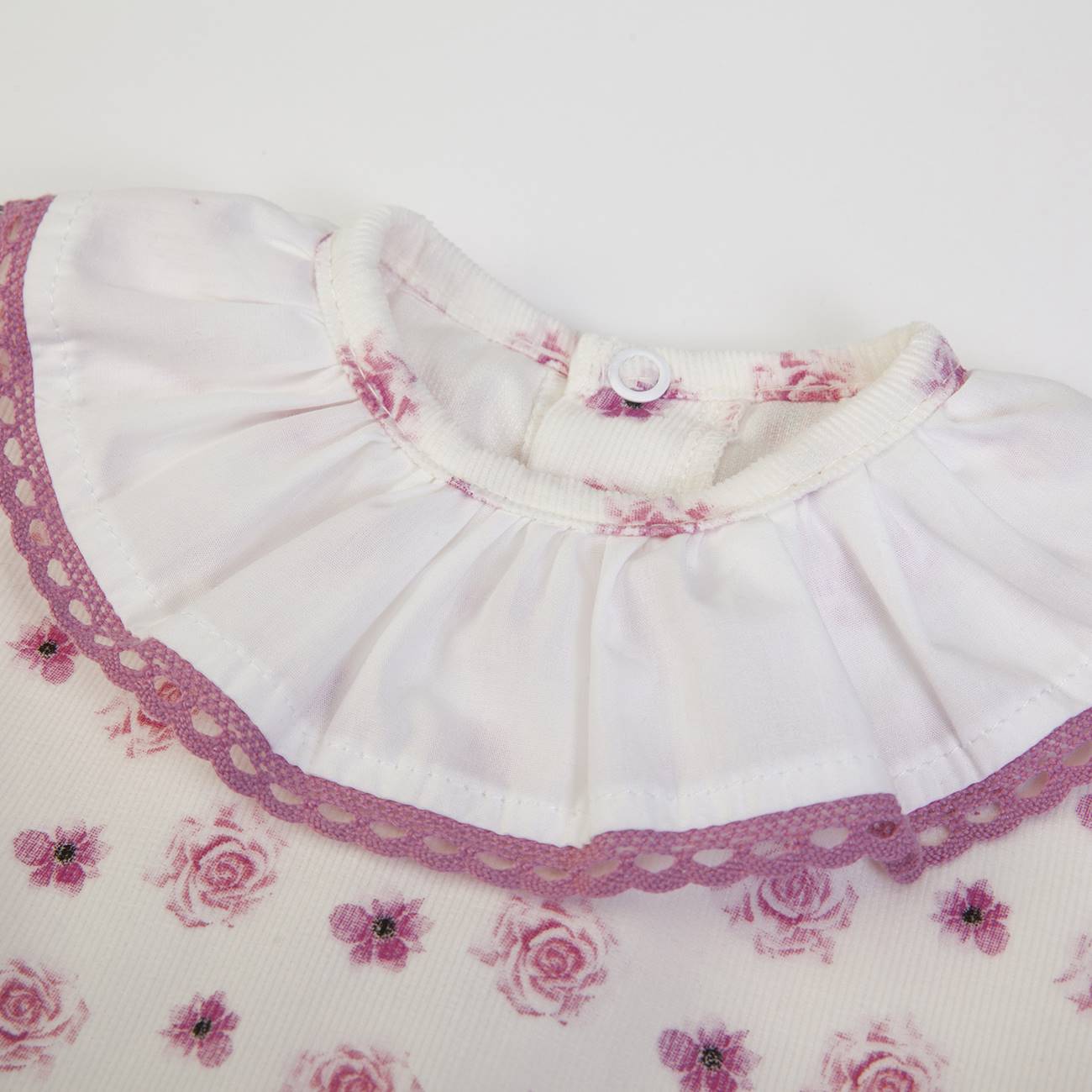 Vestido branco com padrão de rosas e gola branca com renda rosa