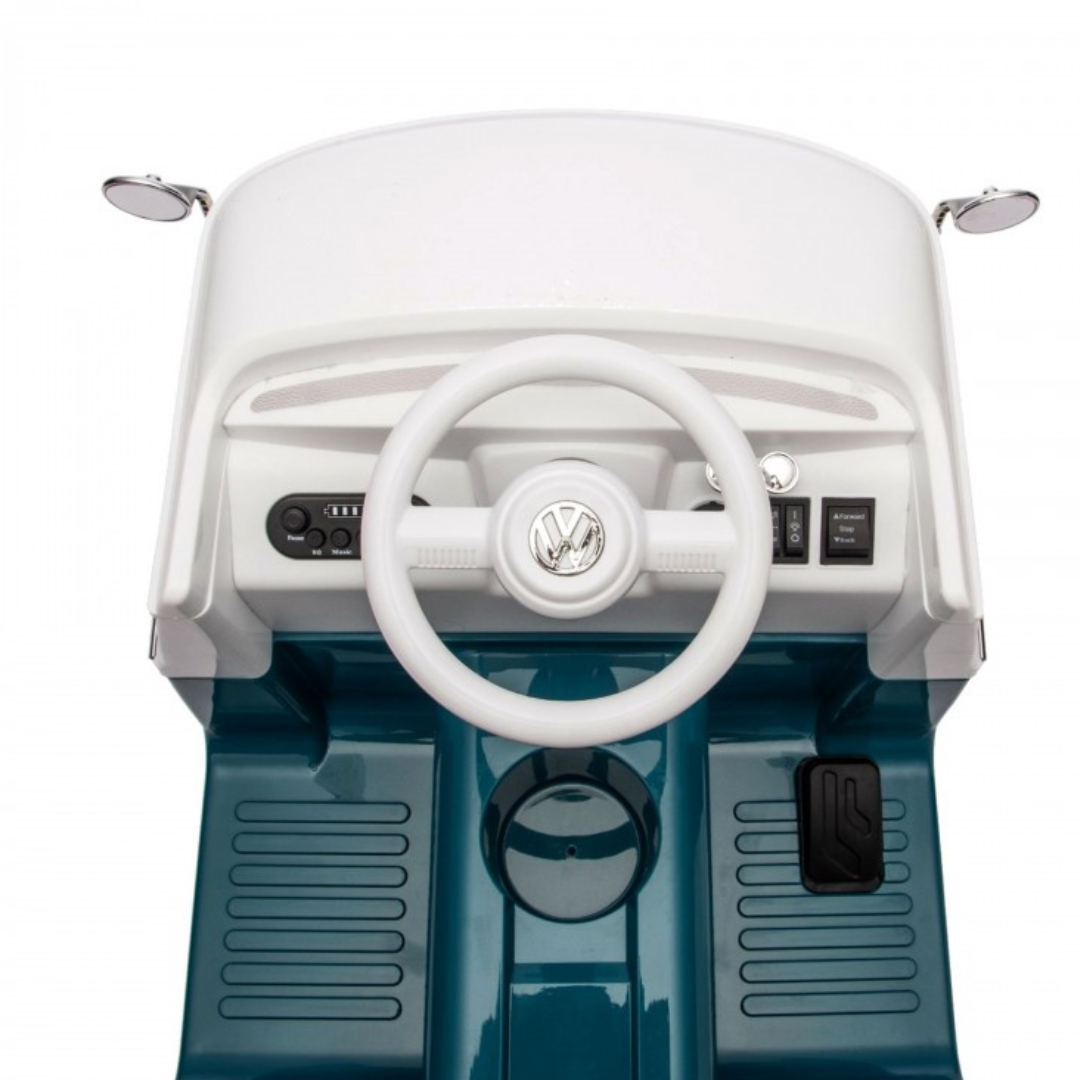 Interior de brinquedo carro elétrico azul e branco com volante VW e botões