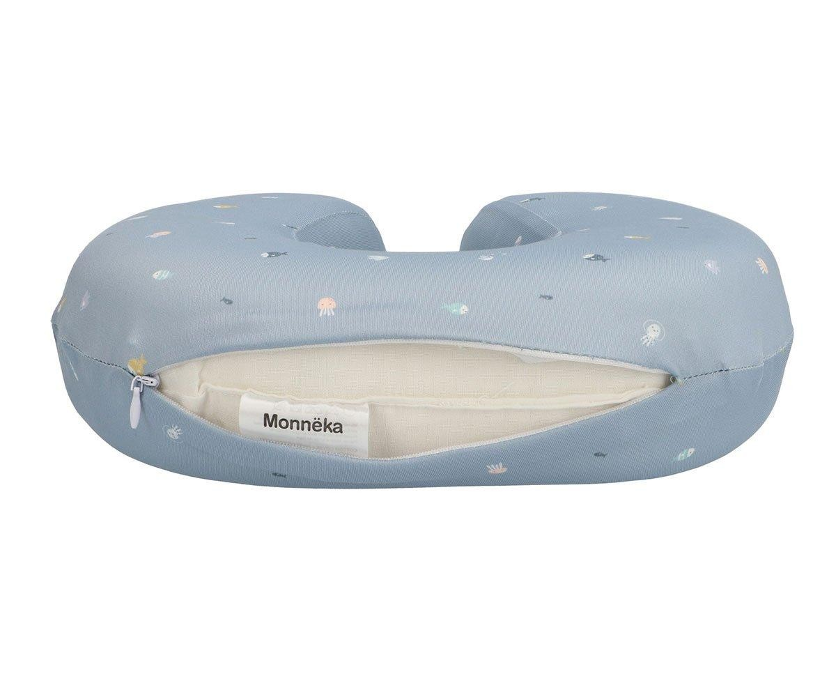 almofada de apoio para pescoço azul com padrão de balões e abertura com fecho.