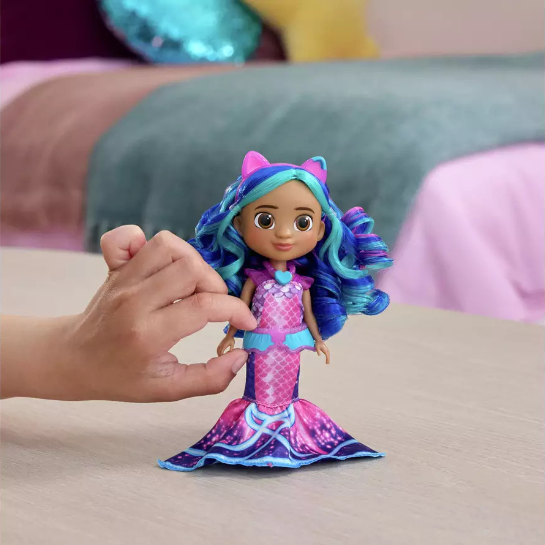 Boneca sereia colorida com cabelo azul verde e cauda rosa azul com padrão de escamas