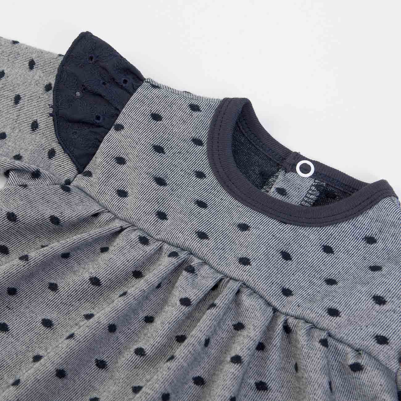 Vestido cinzento com pontos pretos e folhos pretos nas mangas