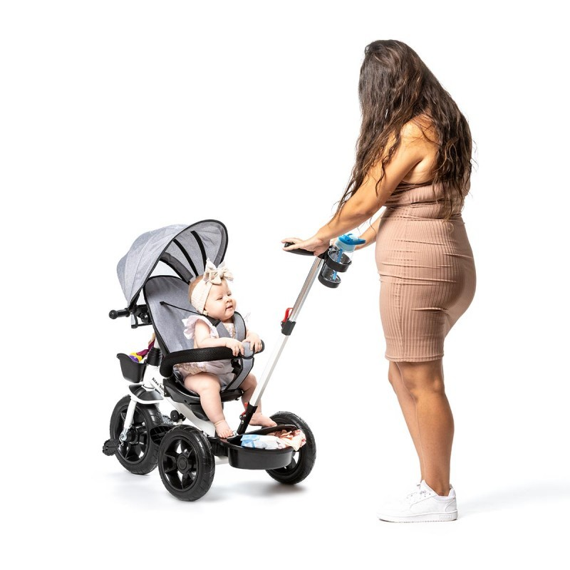 Carrinho de bebé cinzento com capota e rodas negras, mulher a empurrar