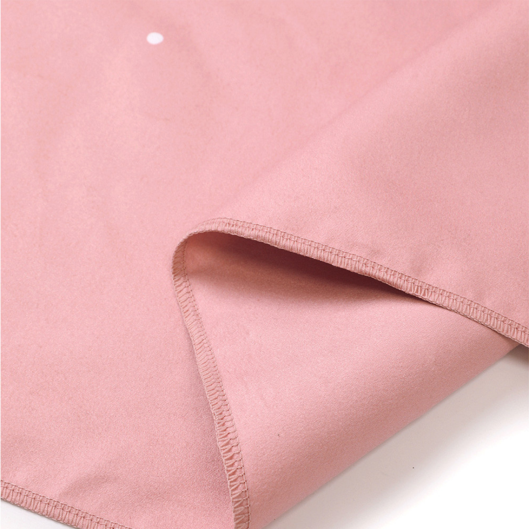 Pano rosa de limpeza com costura nas bordas sobre fundo branco