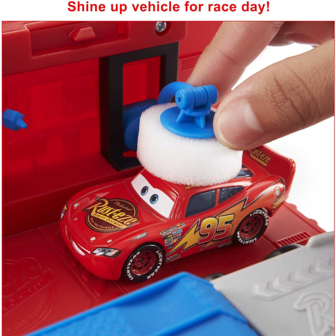 Miniatura do carro vermelho 95 Rust-eze sendo polida com escova de espuma
