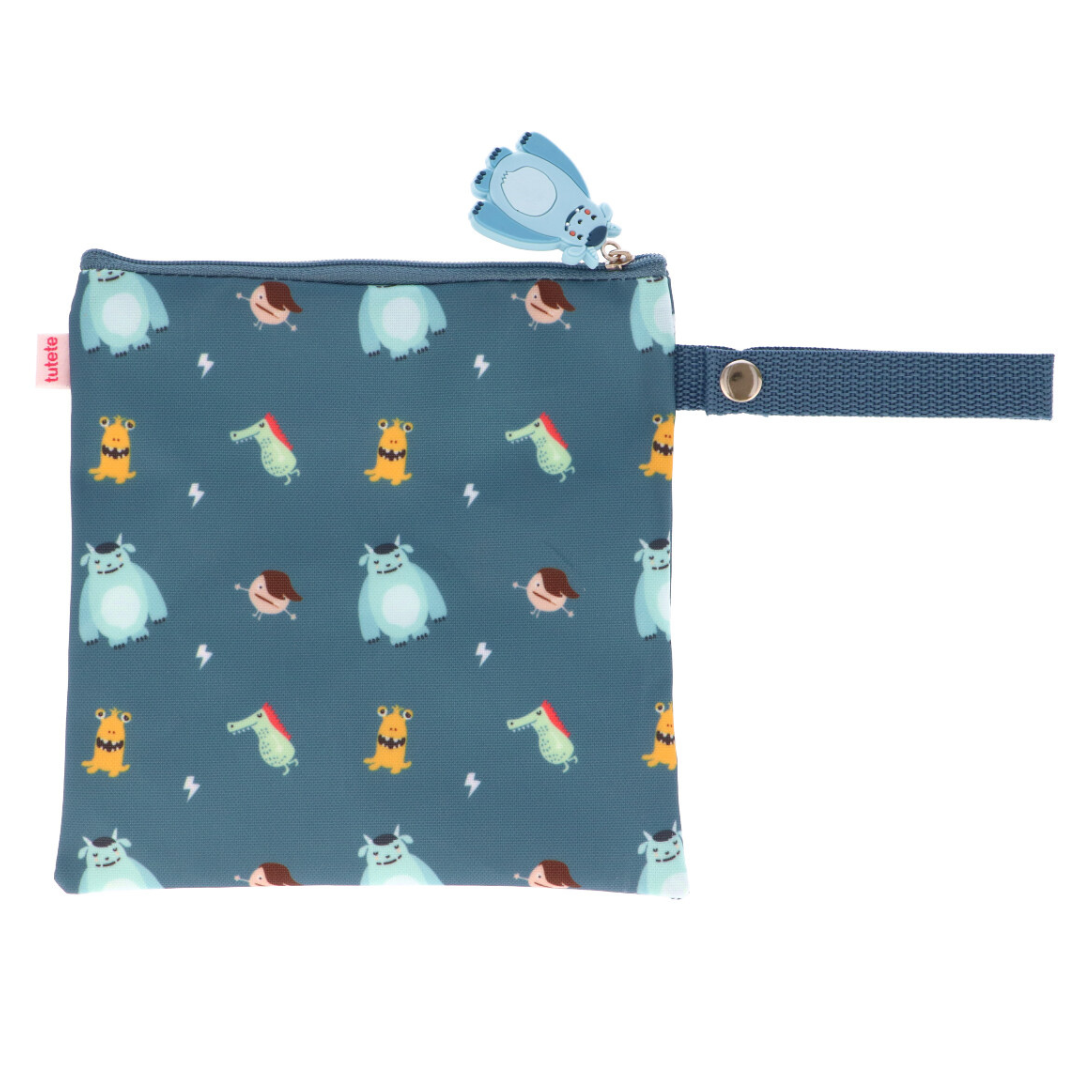 Saco impermeável azul com desenhos de monstros e fecho azul com puxador em forma de monstro