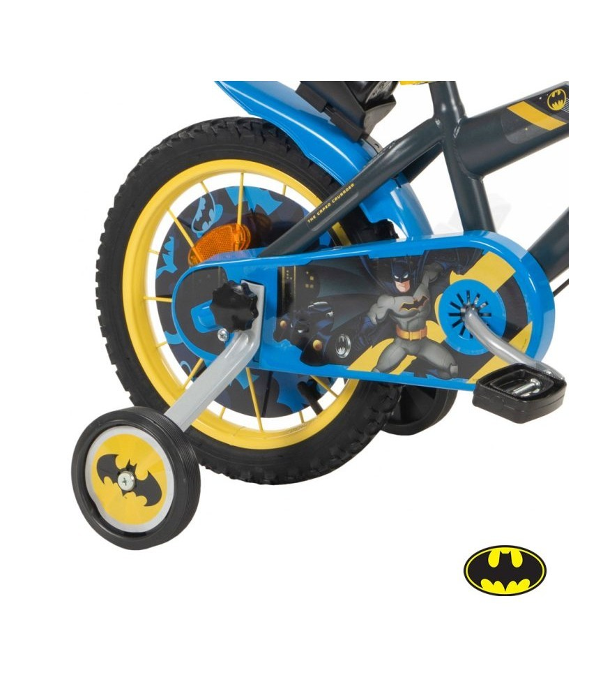 Bicicleta infantil azul, cinzenta e amarela com tema do Batman e rodas de apoio.