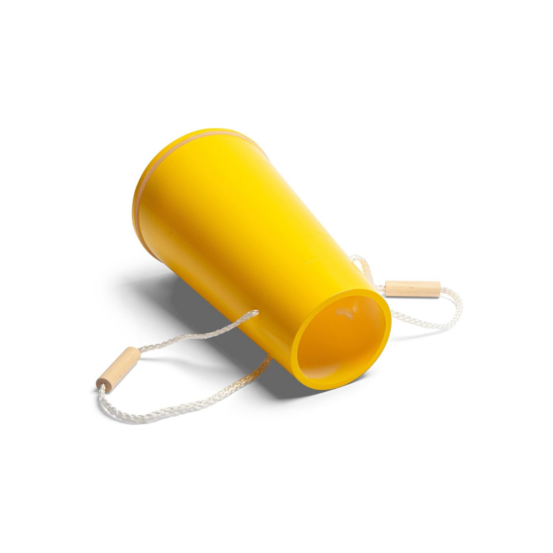 Copo amarelo com corda branca e pegas em madeira