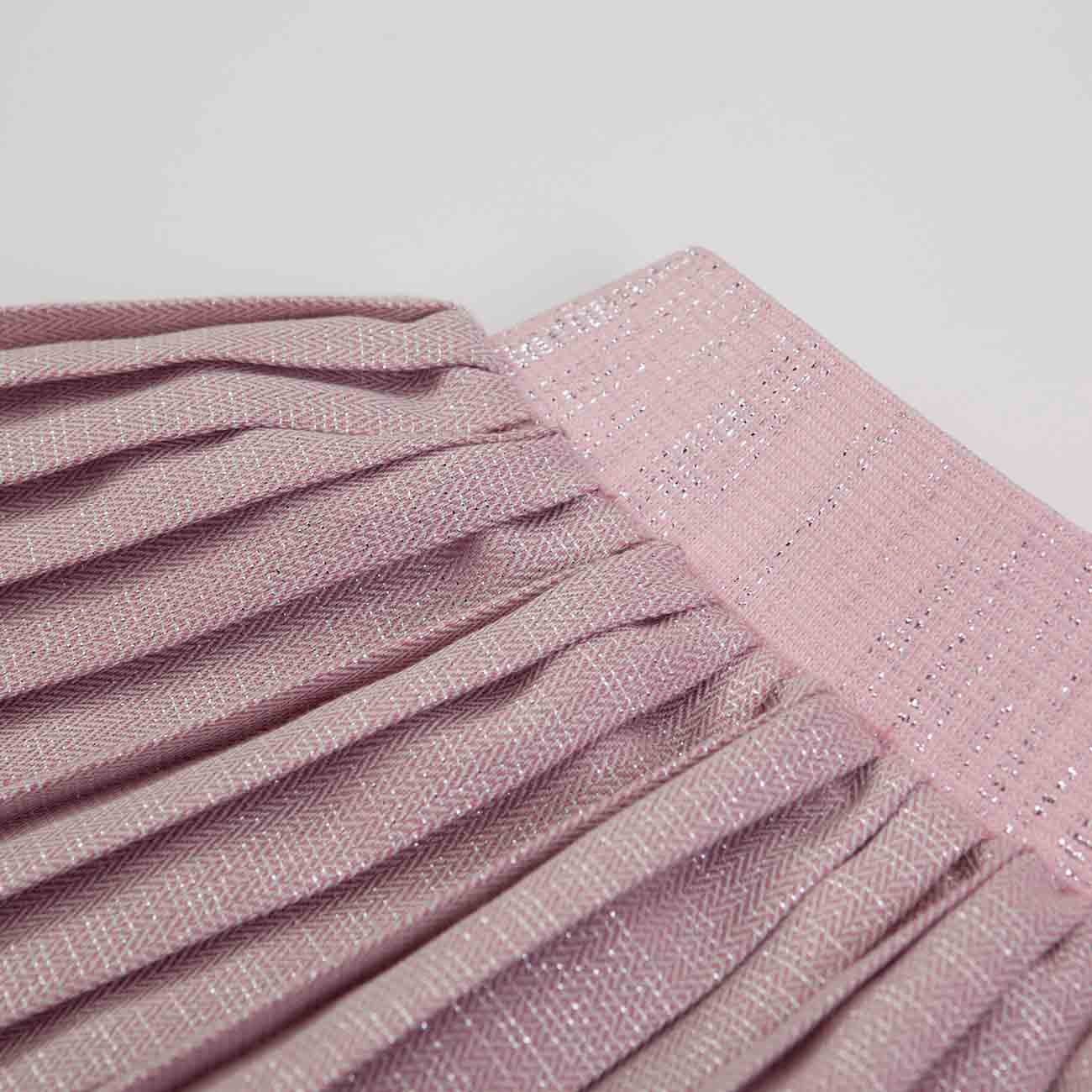 Saia plissada rosa clara com cintura elástica brilhante