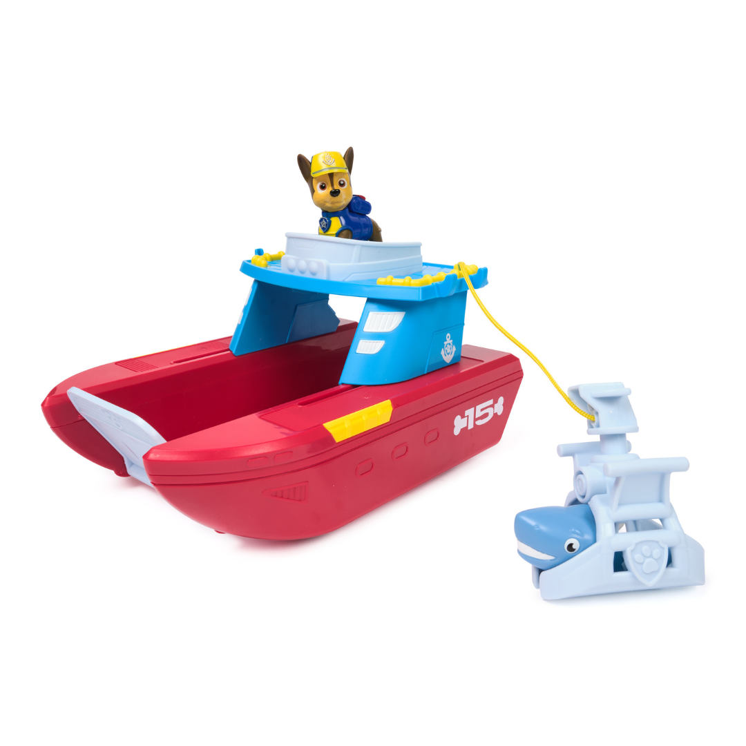 Brinquedo de barco com figura de cão em fundo branco