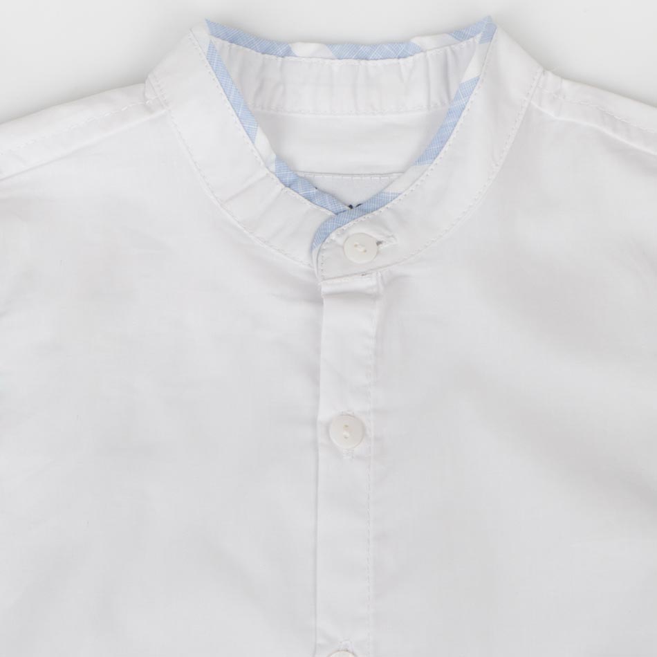 Camisa branca com gola mandarim e detalhes em azul-claro