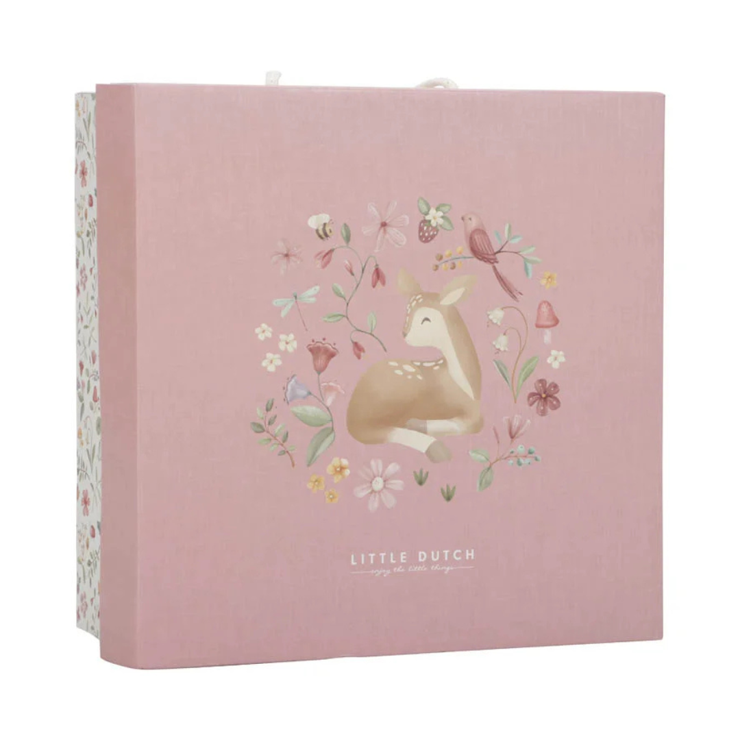 Caixa rosa com ilustração de veado e flores com texto LITTLE DUTCH