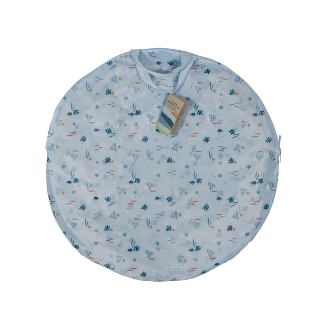 Mochila redonda branca com padrão de peixes e plantas marinhas coloridas