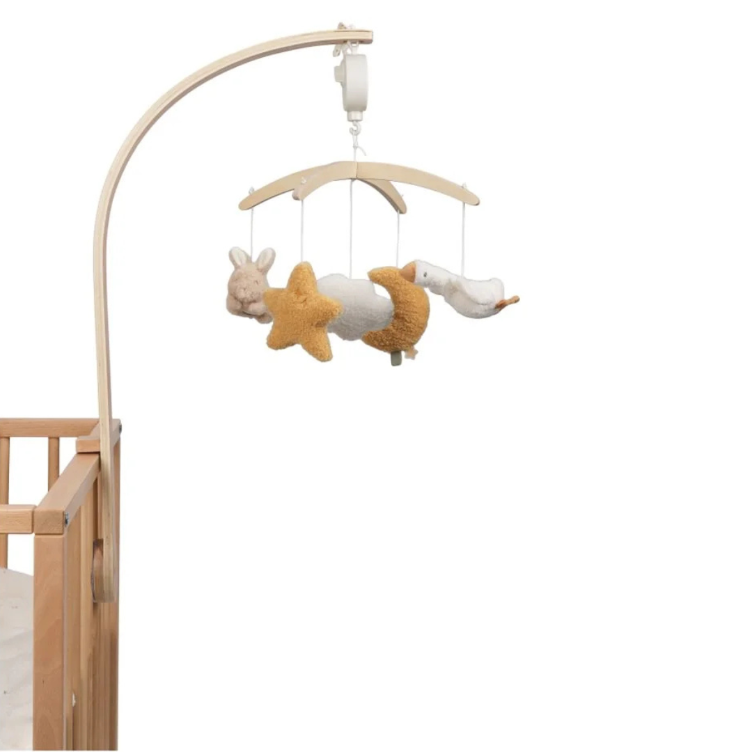 Móbile para berço com pelúcias em madeira clara