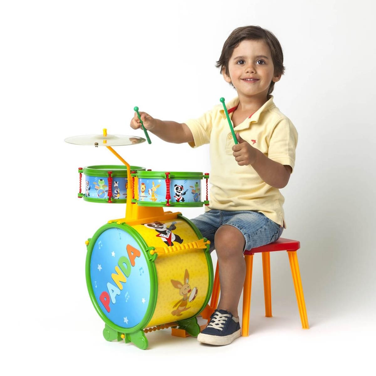 Criança a tocar bateria infantil de brinquedo colorida com desenhos de animais