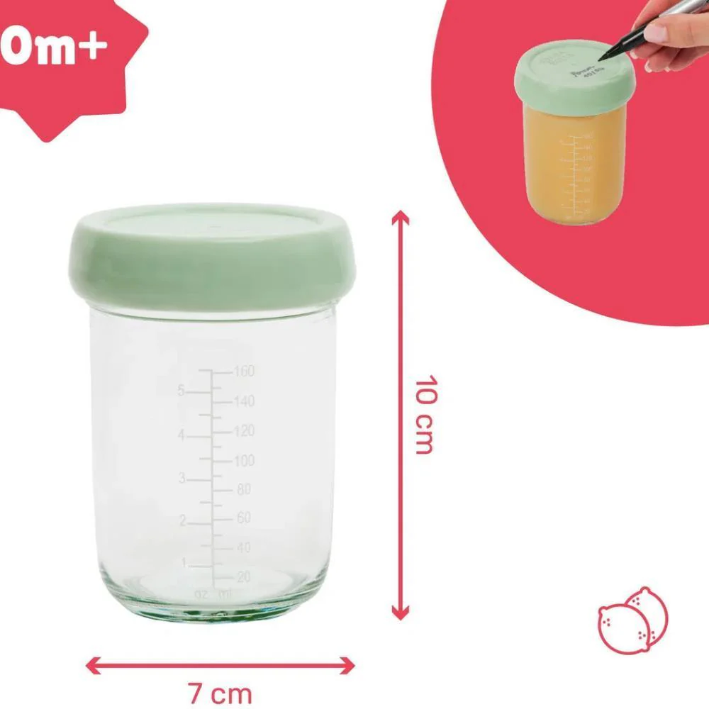 Frasco de vidro com tampa verde para alimentos infantis, marcações métricas visíveis, indicado para bebés 0m+