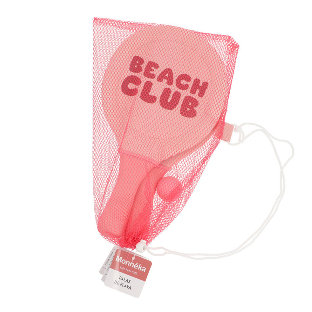 Conjunto de palas de praia cor de rosa com bola em saco de rede rosa.