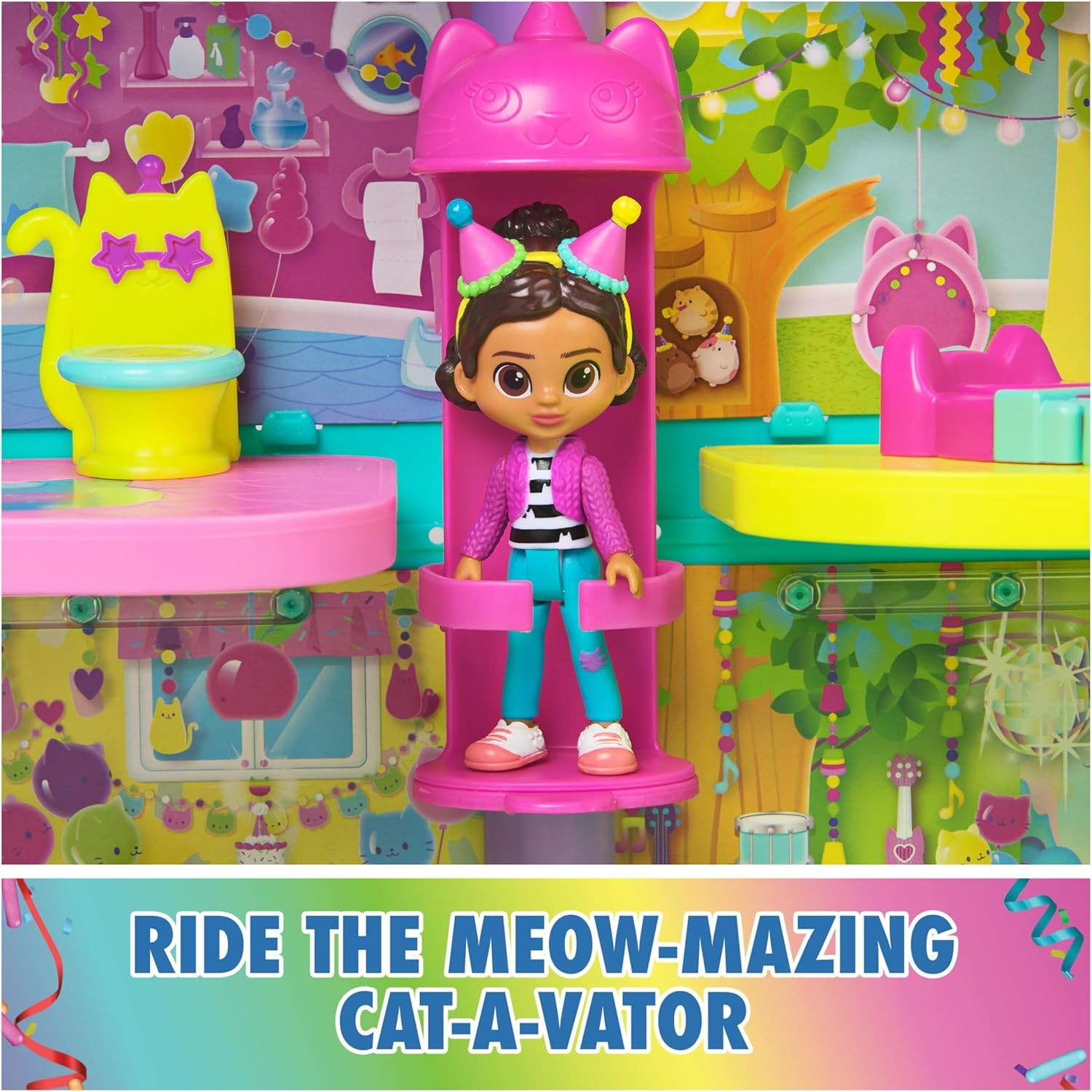 Boneca em elevador rosa com design de gato e cadeiras coloridas num cenário de festa