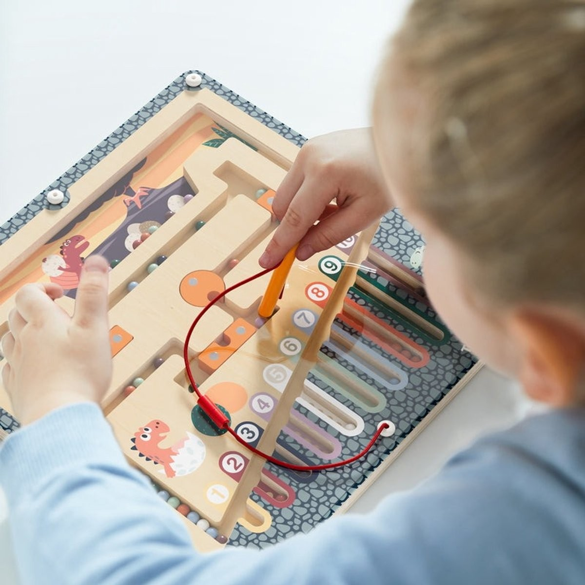 Jogo educativo em madeira com números coloridos e caneta magnética