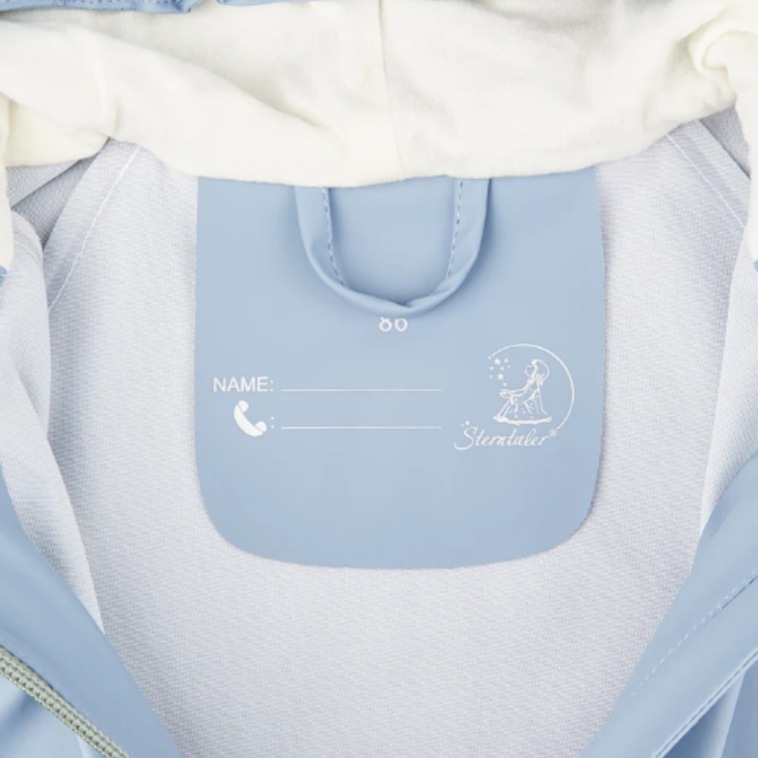 Etiqueta azul claro com texto e logo Sterntaler em vestuário branco e azul.