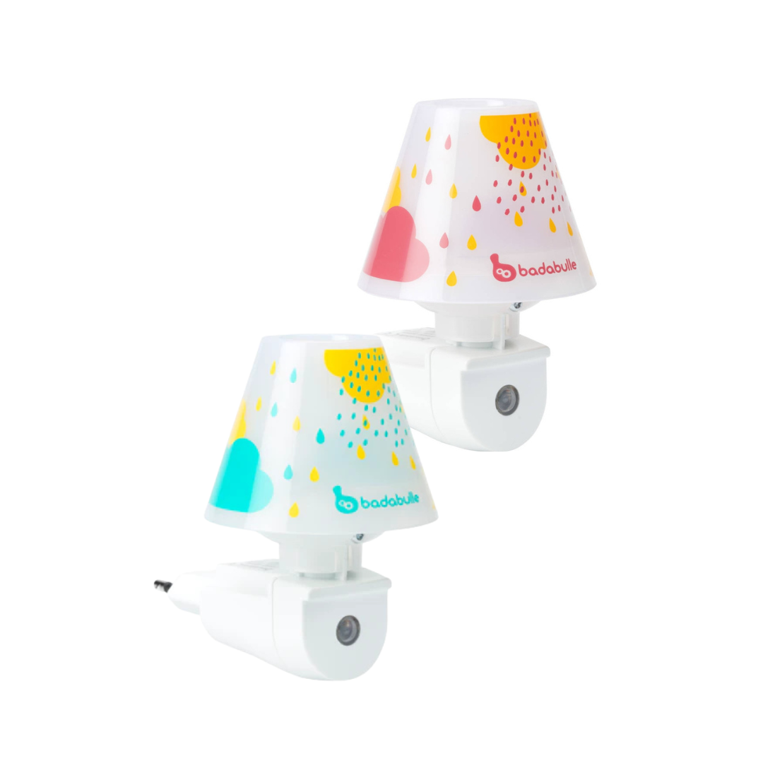 Conjunto de duas luzes de presença para tomada com abajures decorativos coloridos.