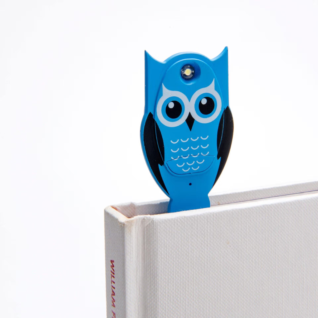 Marcador de livros coruja azul com olhos grandes no livro branco