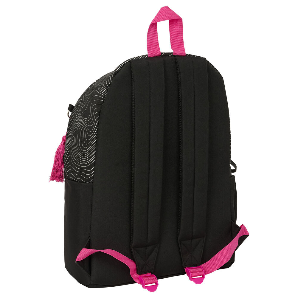 Mochila preta com alças rosa e padrão branco nas laterais.