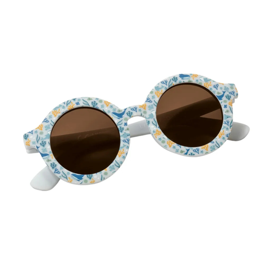 Óculos de sol redondos com padrão colorido na armação e lentes castanhas
