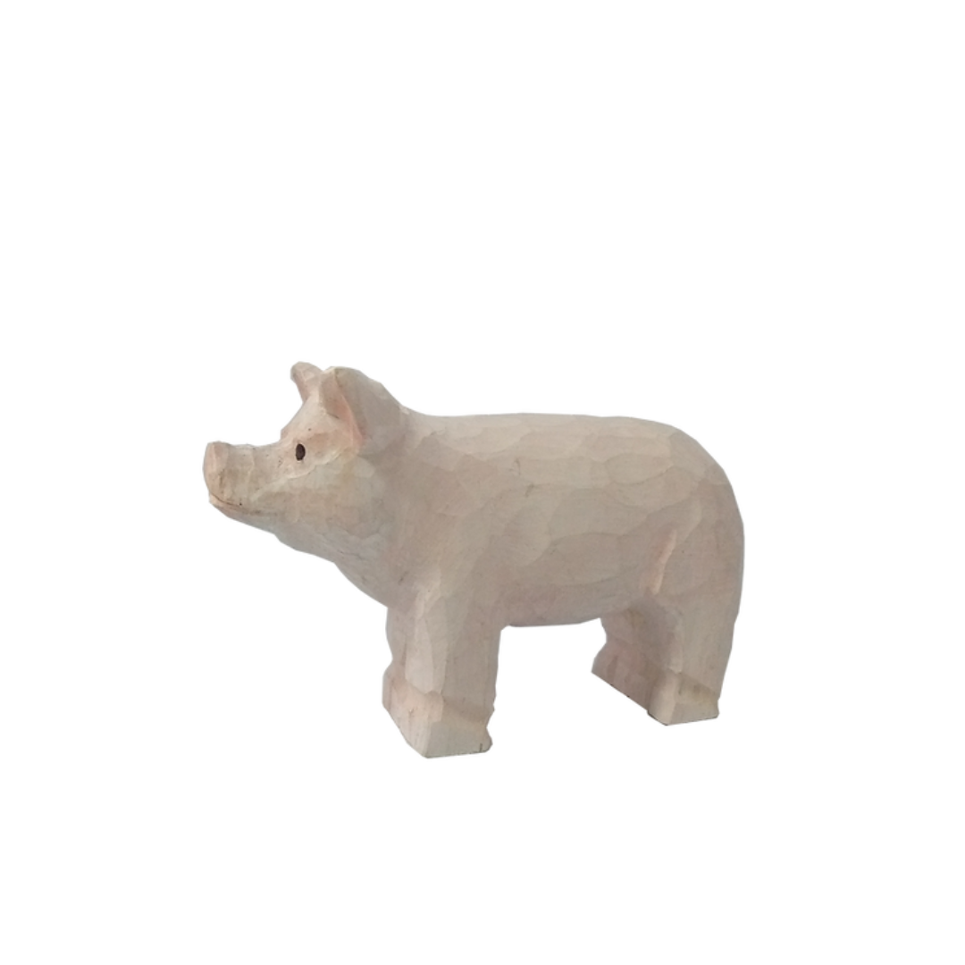 Escultura de porco em madeira clara com textura irregular
