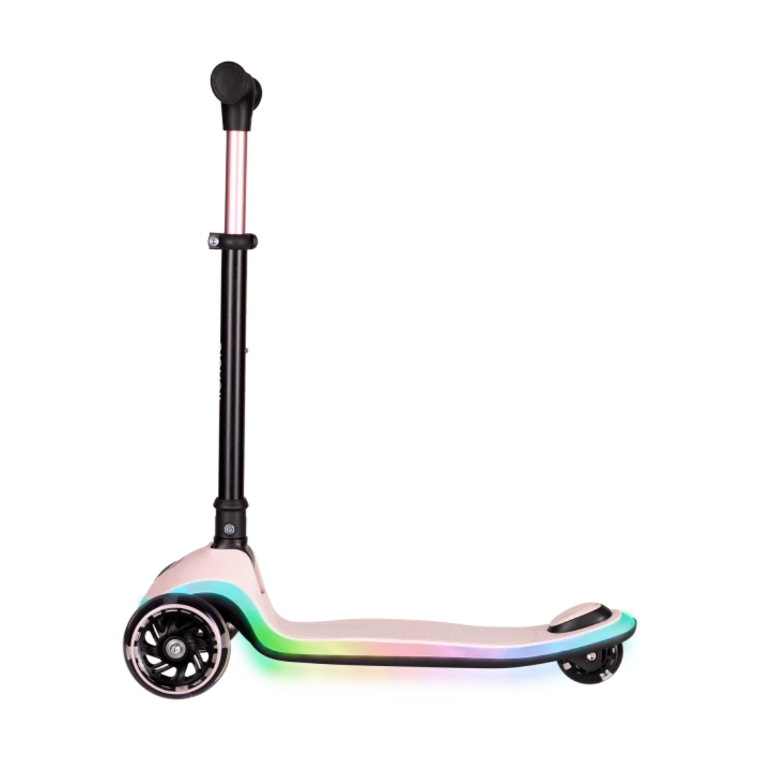 Trotinete infantil rosa com LEDs coloridos e pega preta e rosa.