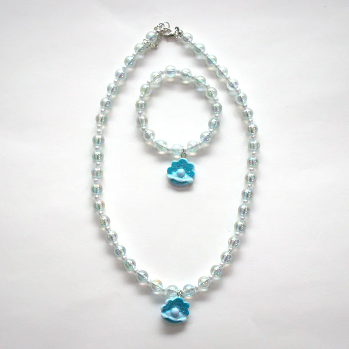 Conjunto de bijuteria com contas transparentes e pendente azul