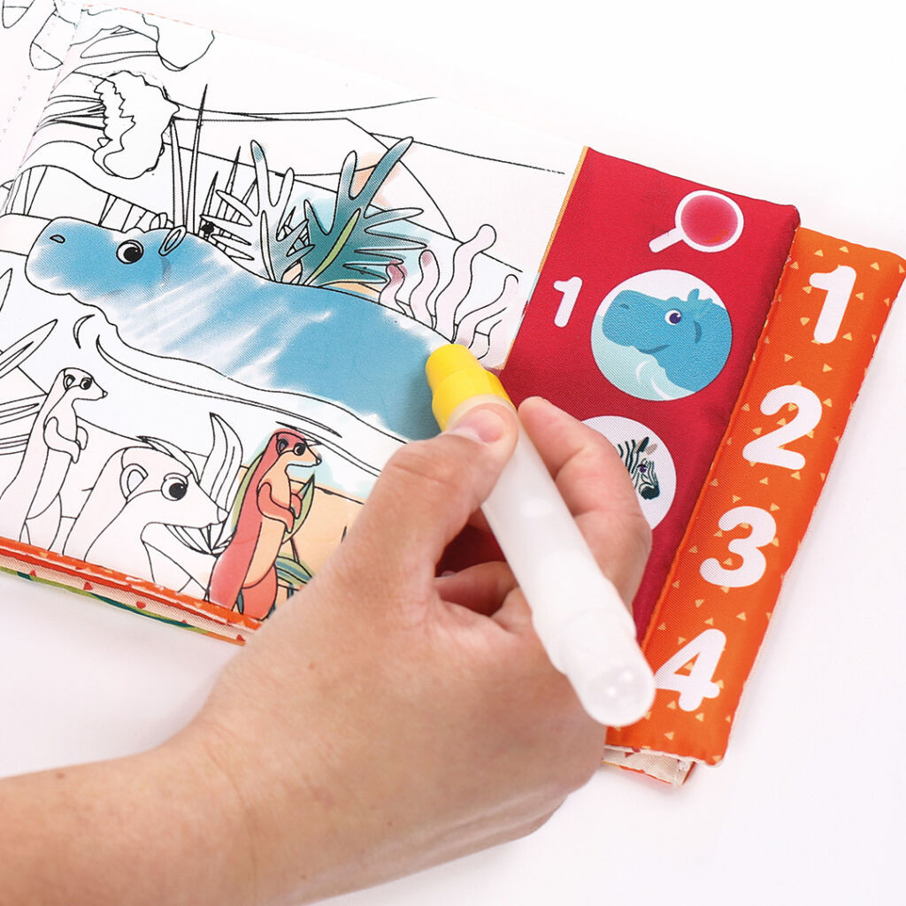 Livro de pano infantil para colorir com caneta de água amarela e ilustração de hipopótamo azul