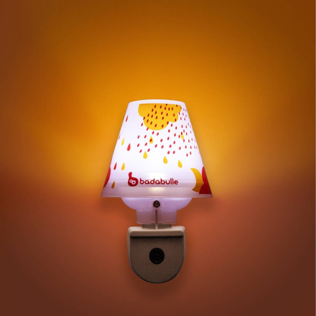 Luz noturna de parede com aba branca decorada com gotas amarelas e vermelhas