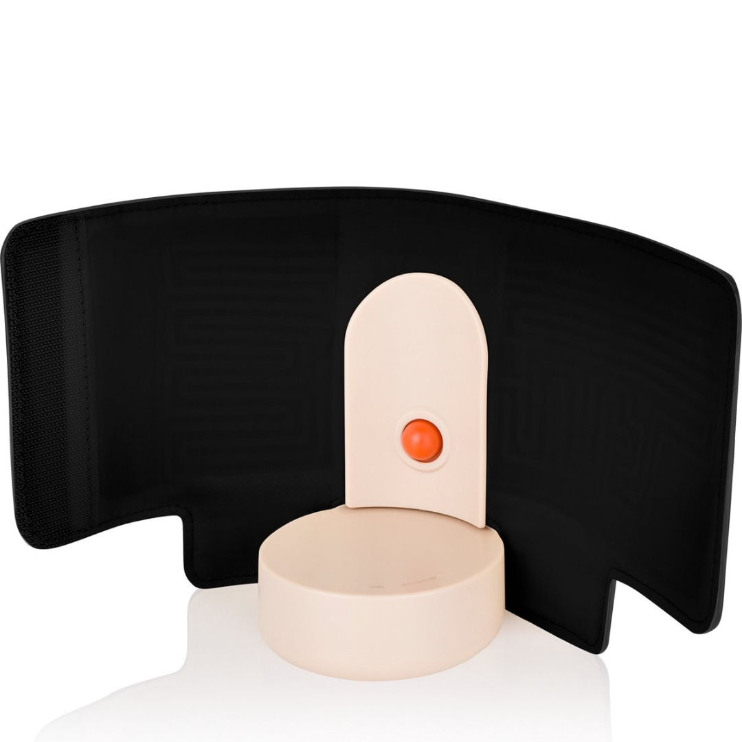 Dispositivo eletrônico com base bege, botão laranja e painel preto curvado