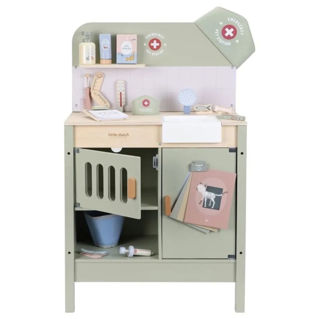 Banco verde e bege de veterinária com acessórios e texto Emergency Vet Station