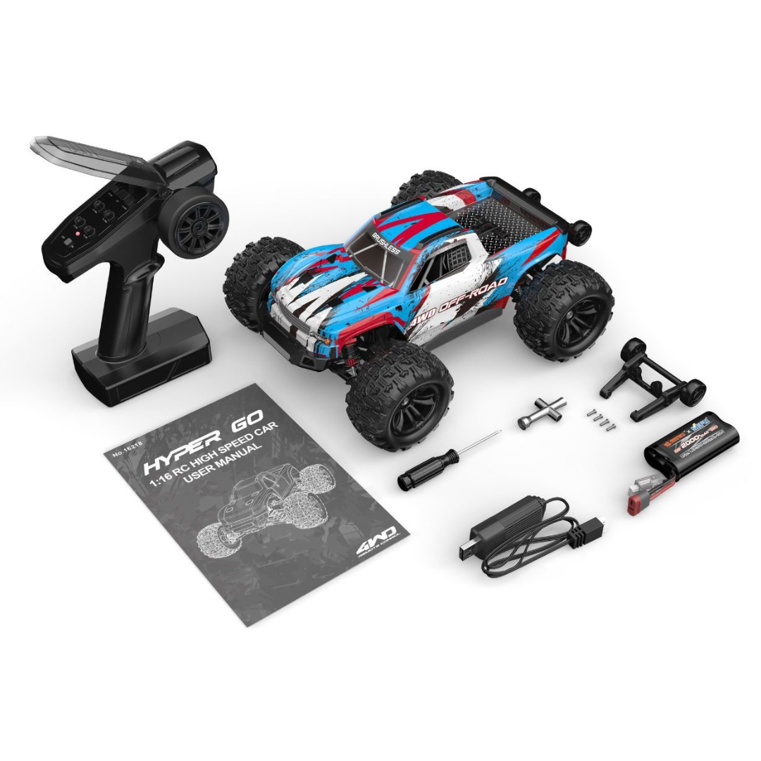 Carro de controlo remoto off-road e acessórios sobre fundo branco.