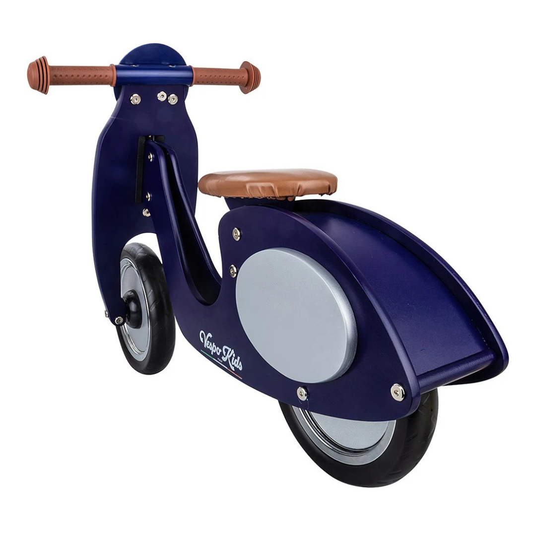 Veículo infantil azul escuro tipo mota com selim castanho e detalhes cinzentos
