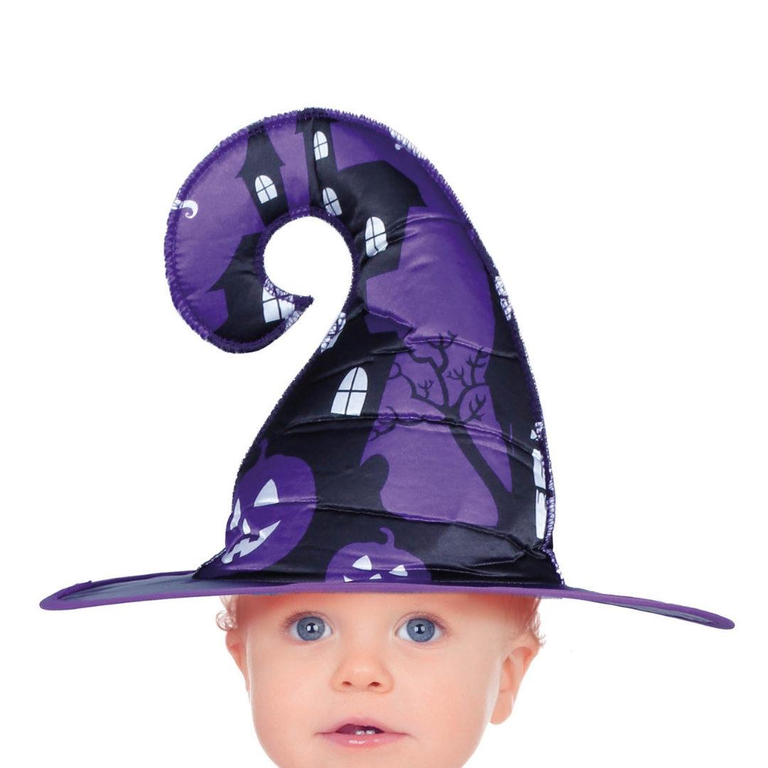 Criança com chapéu de bruxa roxo e preto com castelo e abóboras