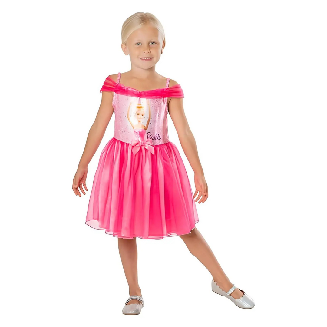 Vestido cor de rosa infantil com imagem da Barbie, usado por menina em estúdio