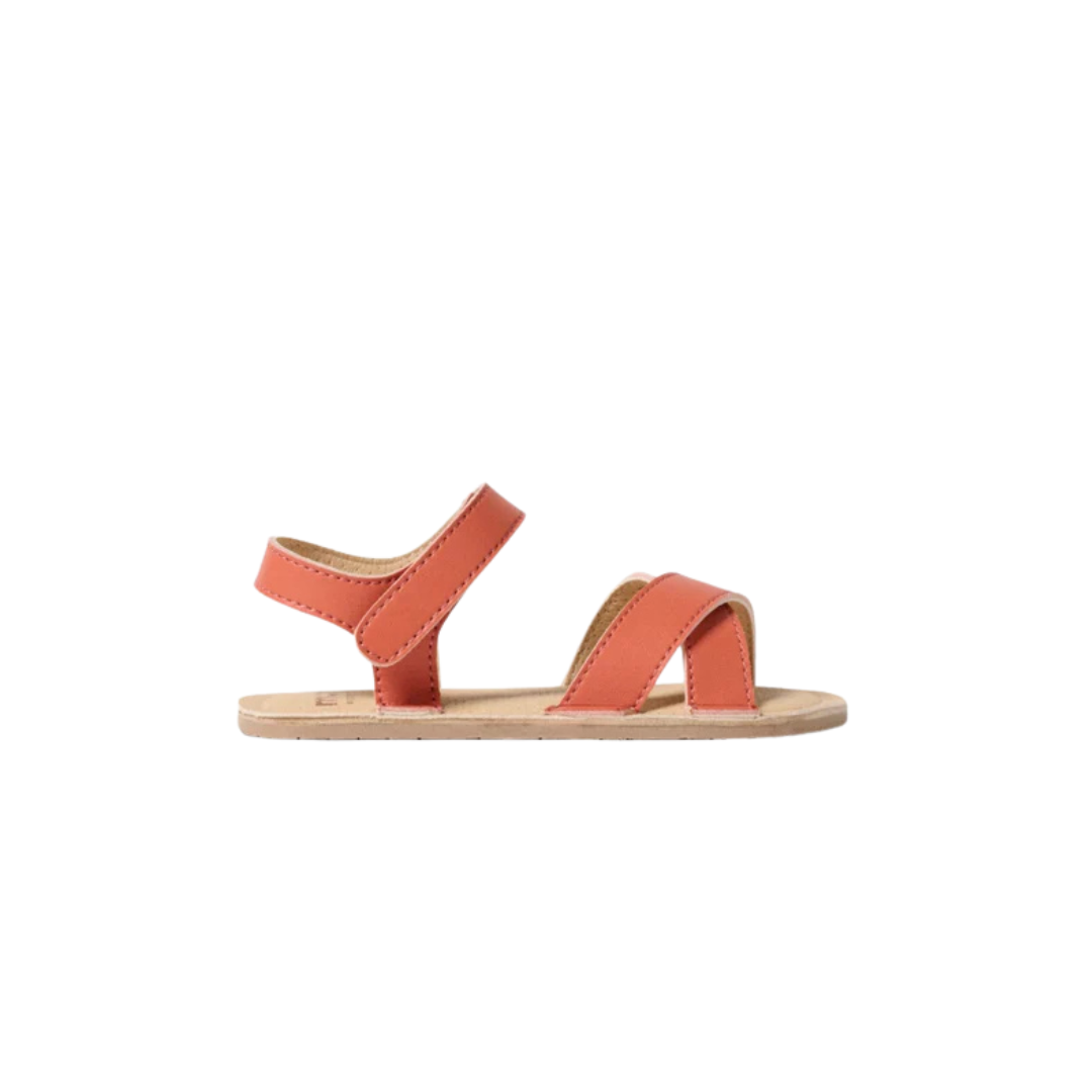 Sandália infantil coral com sola bege e fecho de velcro