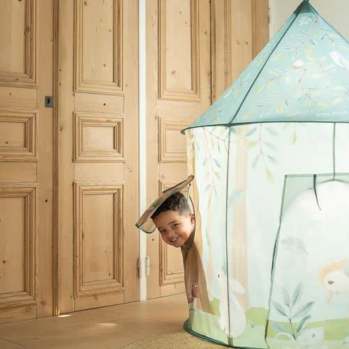 Tenda de brincar infantil em tecido com padrão floral e criança a espreitar