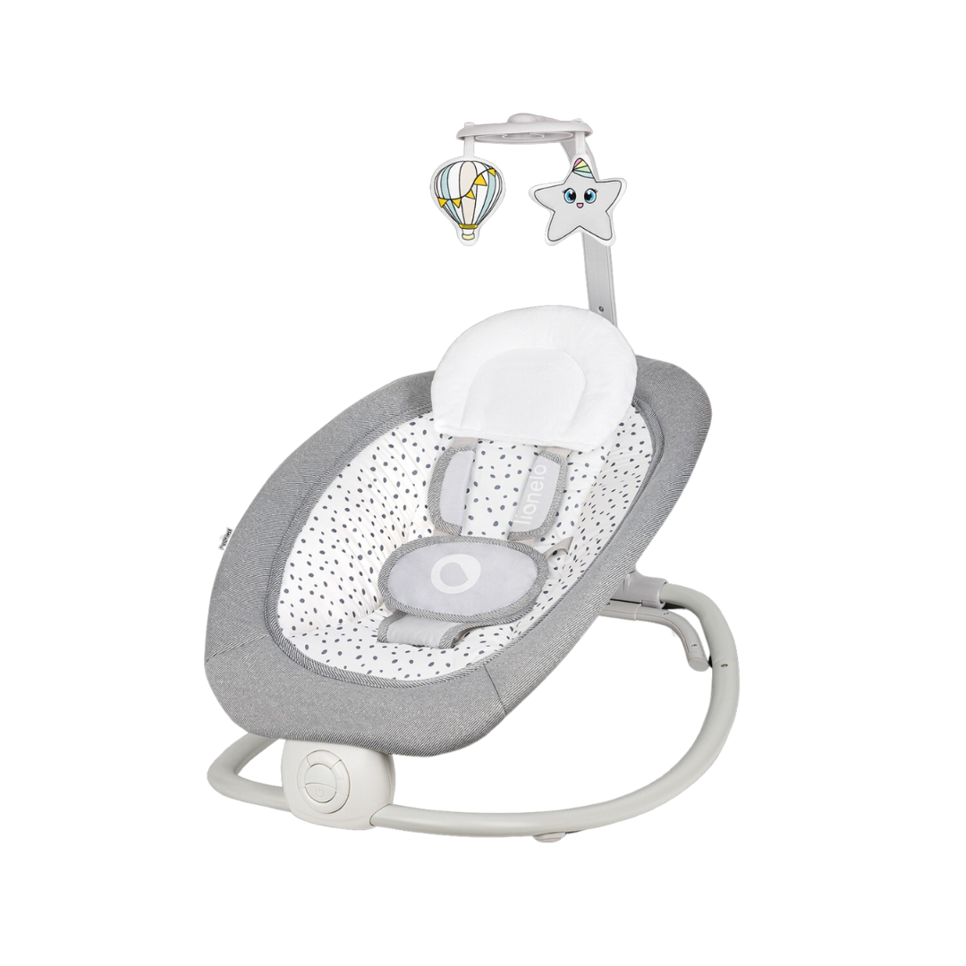 Cadeira de bebé cinza e branca com pendente de balão e estrela